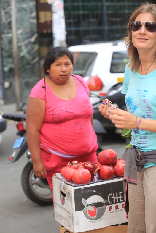 Granada seller at Lima China Town / Vendedora de Granada en el Barrio Chino de Lima.