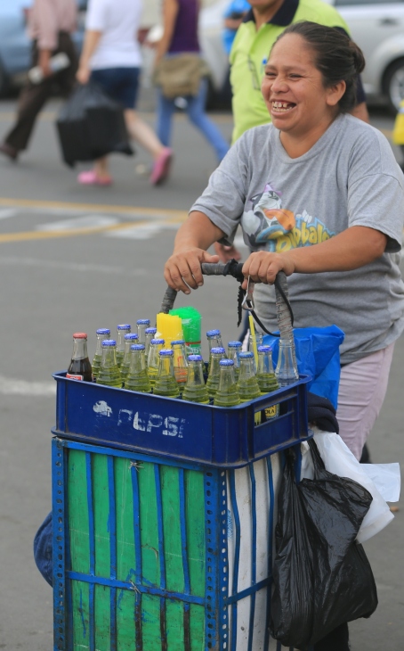 Inca Cola Seller  / Vendedora de Inca Cola en el Barrio Chino.